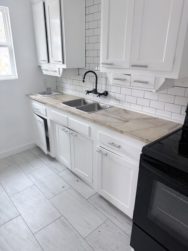 Building Photo - 620 N Walnut St