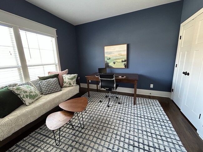 Building Photo - 405 E 32nd Ave