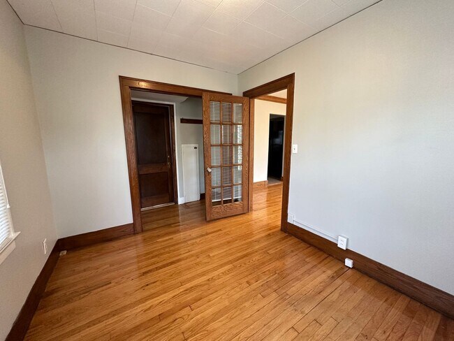 Building Photo - Gigantic 5 bedroom home on the NW side of ...