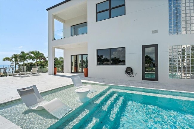 Building Photo - 585 Dolphin Ave SE