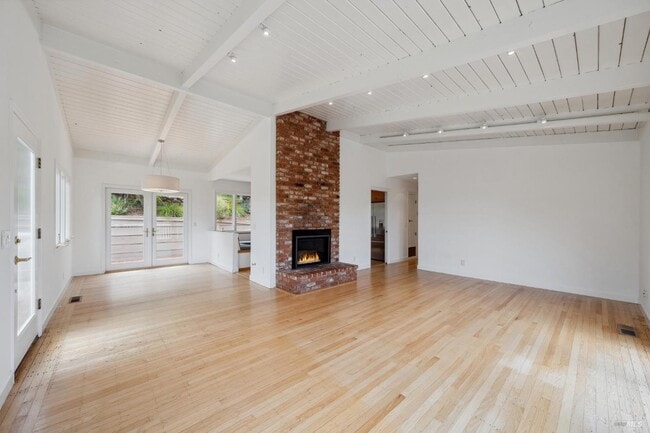 Building Photo - 125 Bayview Ave