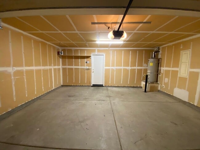 Building Photo - Spacious Two Story Home in SW Visalia comi...
