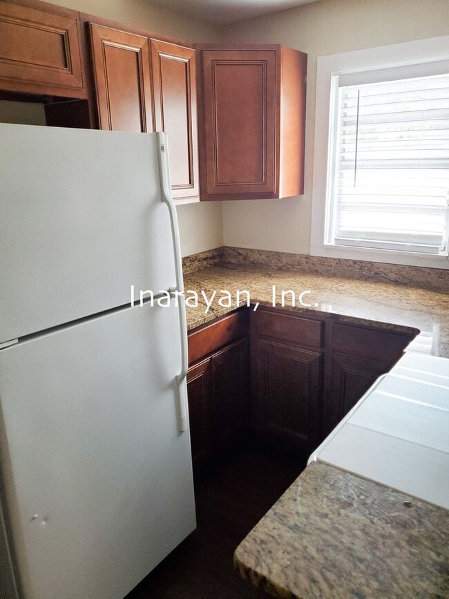 Building Photo - Cute 2/1 home with Florida room