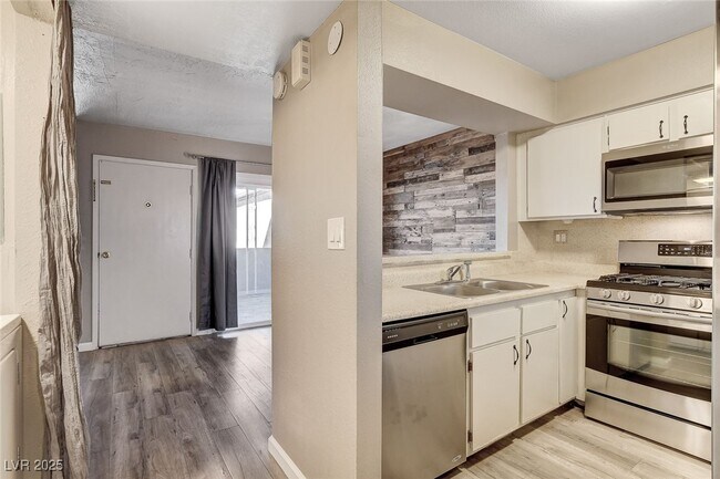 Building Photo - 1544 Hialeah Dr