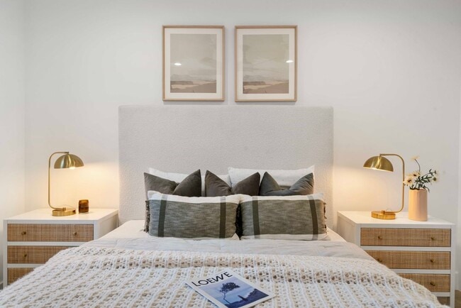 Building Photo - Updated and Modern 4 Bed + Office, 3.5 Bat...