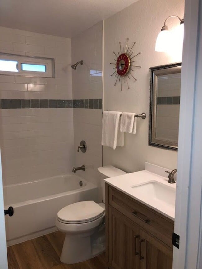 Building Photo - 2 bedroom 1.5 bath Apartment
