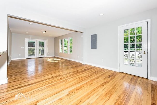 Building Photo - 501 Park Cir