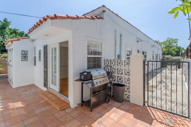 Building Photo - 1020 Havenhurst Dr