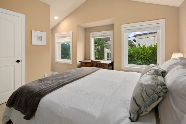 Building Photo - 2717 E Yesler Wy