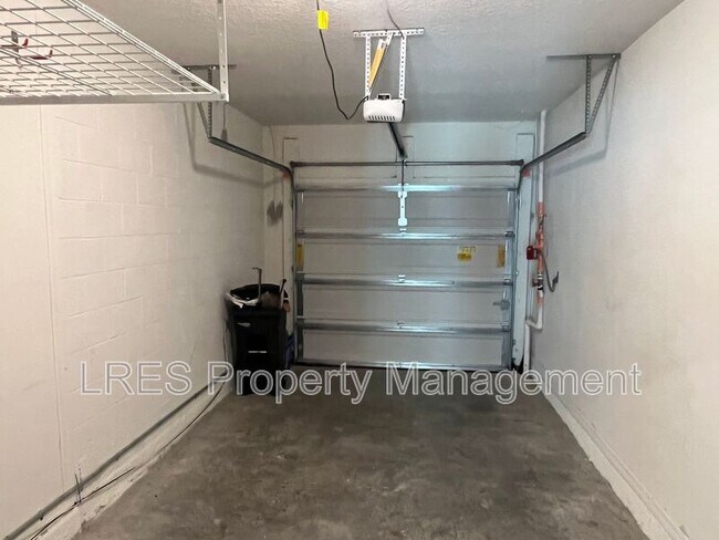 Building Photo - 2271 Hollyberry Wy