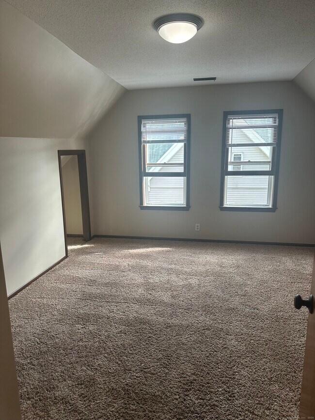 Building Photo - 94 Thompson St