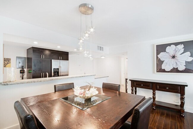 Building Photo - 1147 Hillsboro Mile