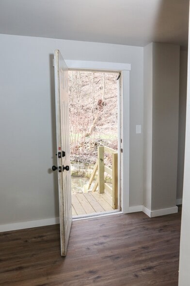 Building Photo - 489 Evergreen Rd