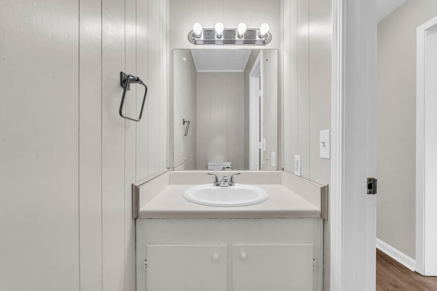 Building Photo - 803 E Broad St