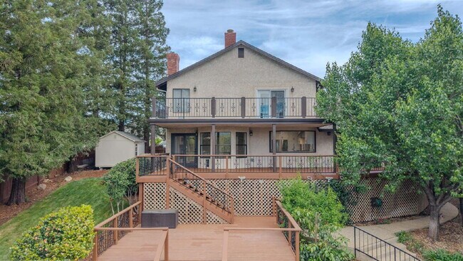 Building Photo - Gorgeous Executive Level Home 4 beds 3 baths close to hospitals and courthouse