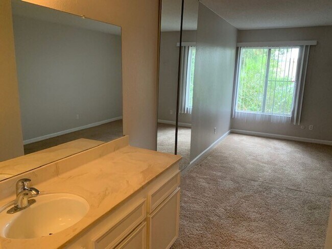Building Photo - Spacious 1 Bedroom Parkway Pointe Condo!