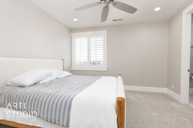 Building Photo - Fully Furnished Gorgeous 5 bed 4 bath with...