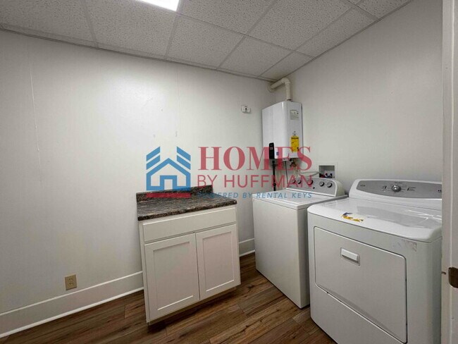 Building Photo - Three Bedroom | Detached Garage