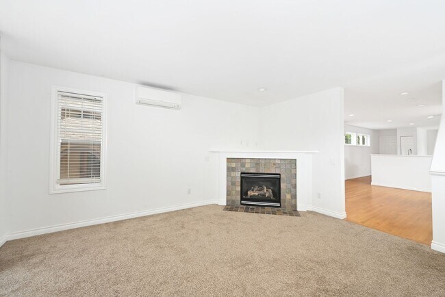 Building Photo - 3-Story Greenlake Home - Private Yard and ...