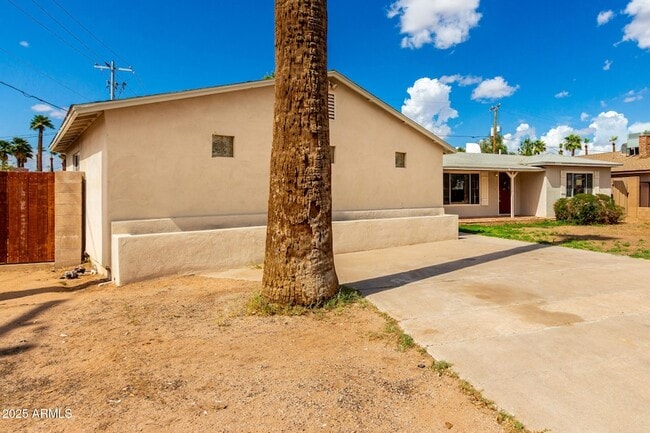 Building Photo - 809 N Gilbert Ave