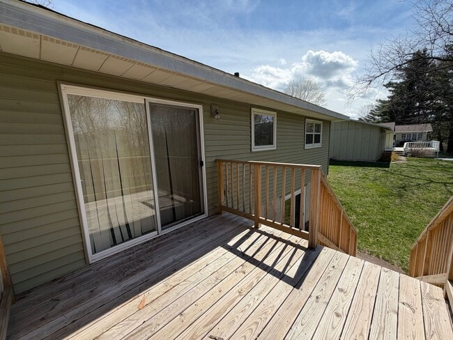 Building Photo - 2 Bed 1 Bath Side By Side Duplex in Port Edwards