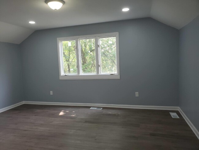 Building Photo - 1/2 off one month with 15 month lease 1 mo...