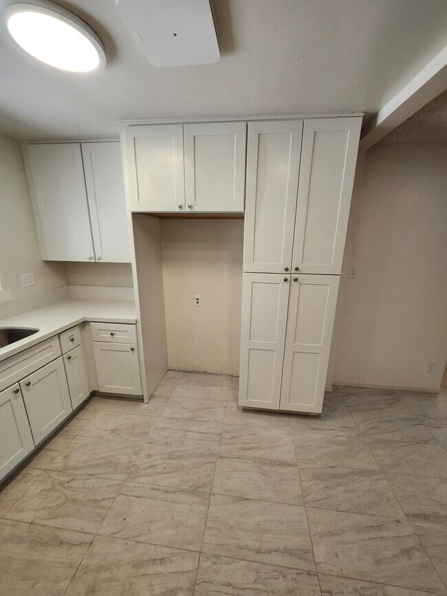 Building Photo - Newly Renovated! Spacious 4-Bed, 2-Bath Ho...