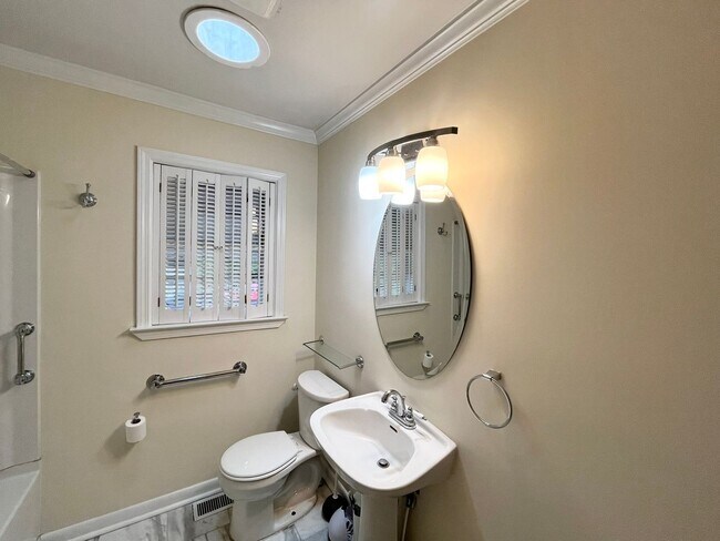 Building Photo - Comfortable 3BD, 1.5BA House with Large Fe...