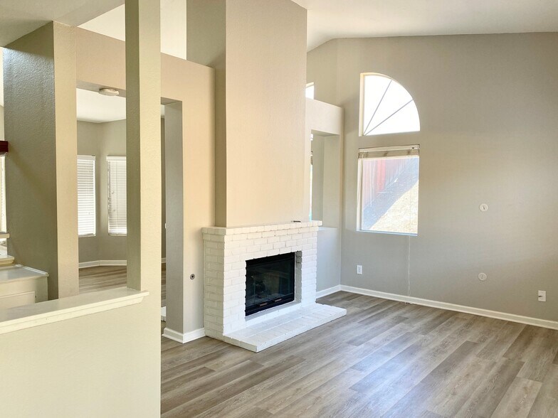Building Photo - 1335 Darwin Dr