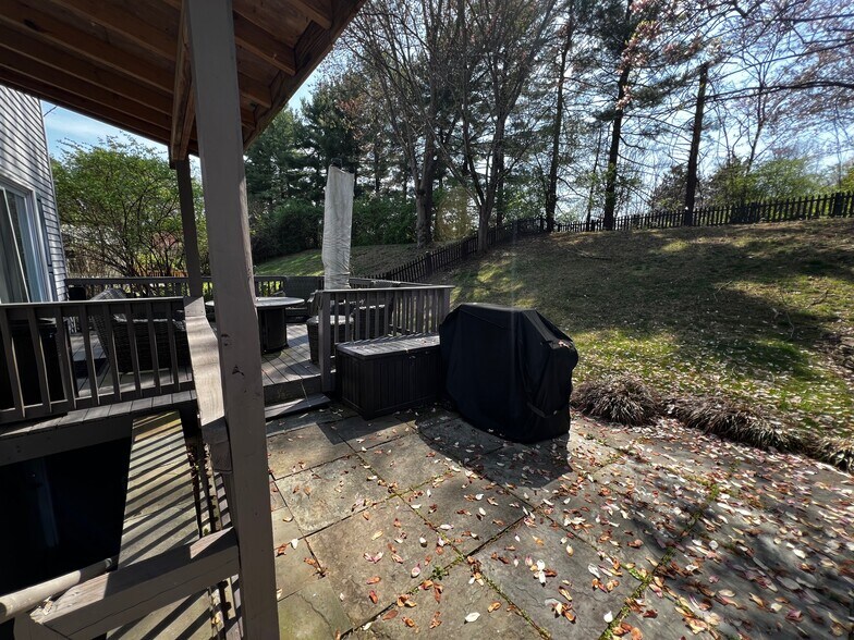 Building Photo - 2317 Glenmore Terrace