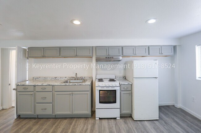 Building Photo - 732 N Victor Ave