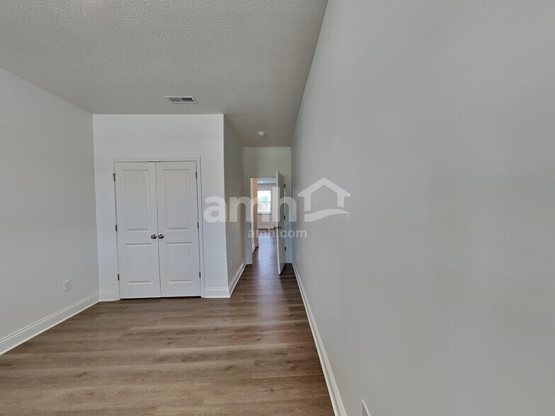 Building Photo - 300 Pne Hl Ct