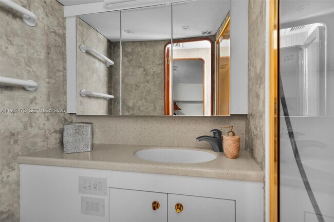 Building Photo - 232 W Seaview Dr