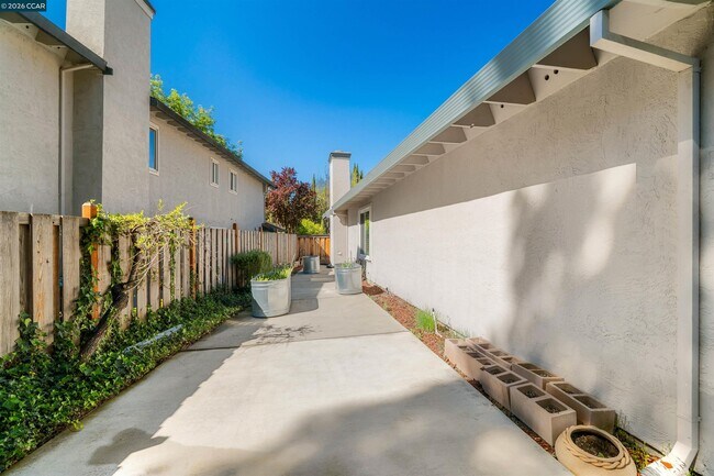 Building Photo - 313 Deepcreek Ct