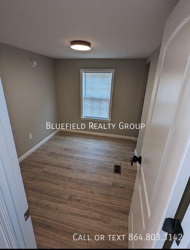 Building Photo - 723 Reynolds Rd