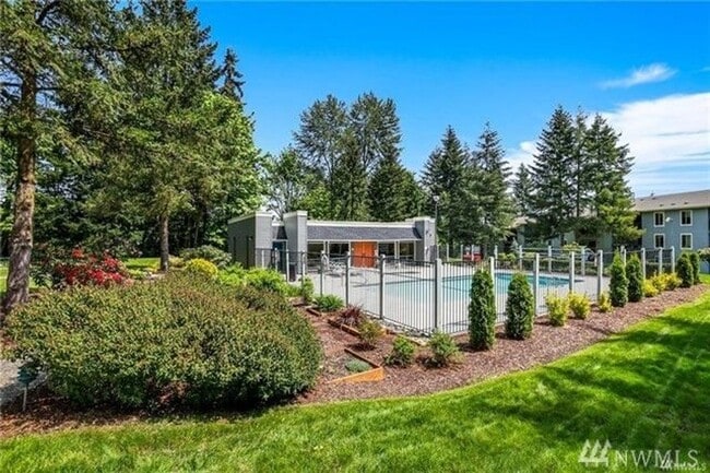 Building Photo - 1 Bed 1 Bath PET FRIENDLY Condo Issaquah S...