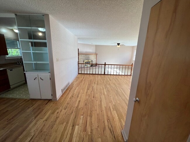 Building Photo - 3 Bed 2 Bath House with Attached 2 Car Garage & Trailer Parking