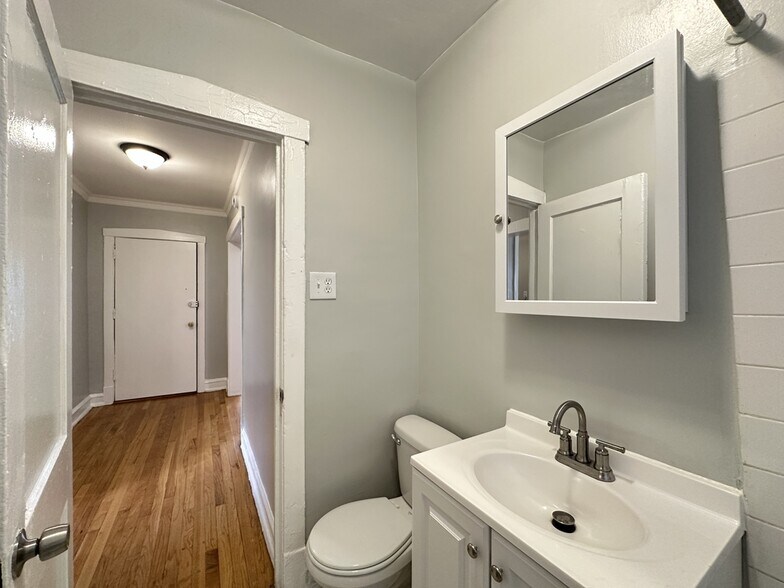 Building Photo - 4826 N Avers Ave