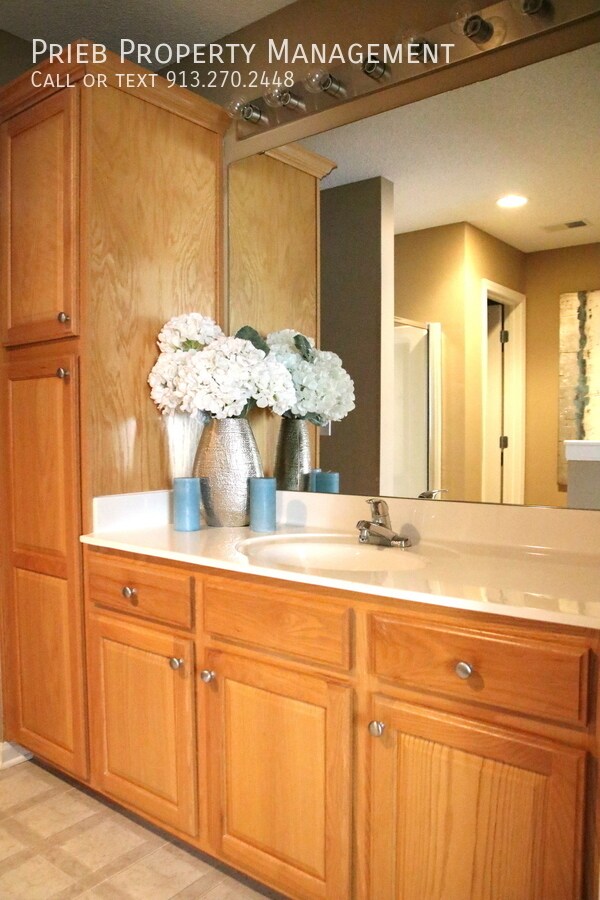 Building Photo - Prairie Haven Townhome - Available June 1st