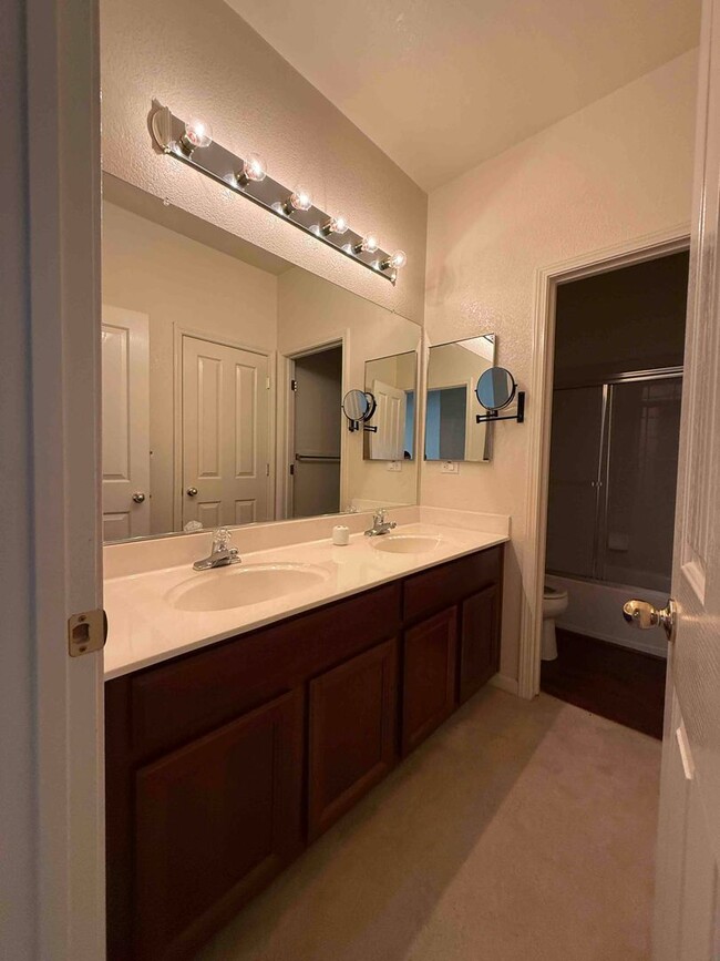 Building Photo - Absolutely Gorgeous Home in Gated Rosevill...