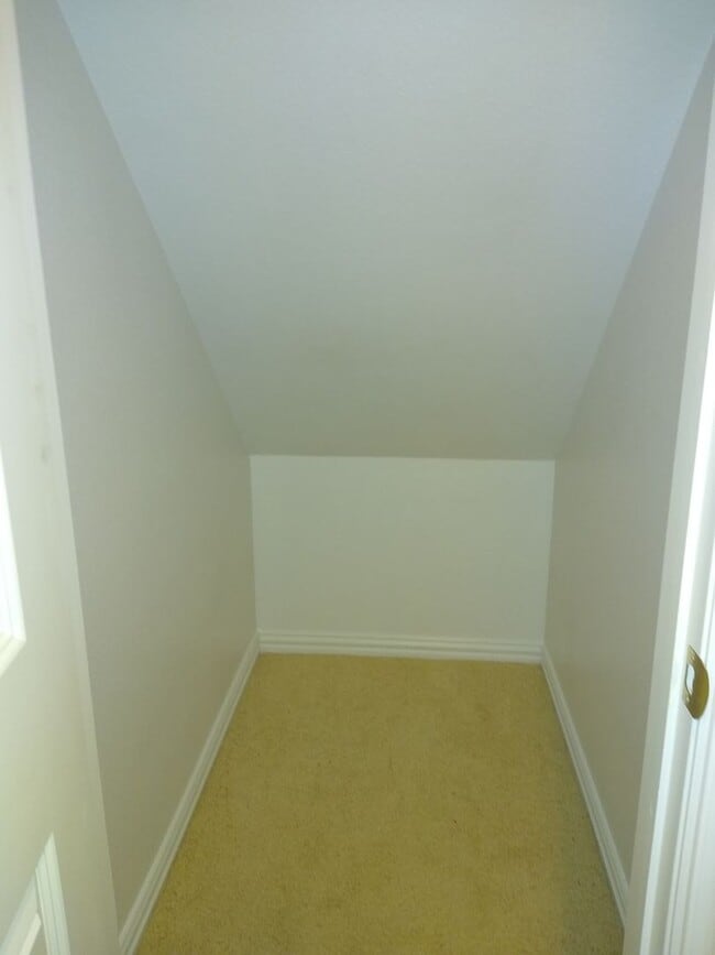 Building Photo - HUGE 3 Bedroom 3 Bath Home in Gated Community