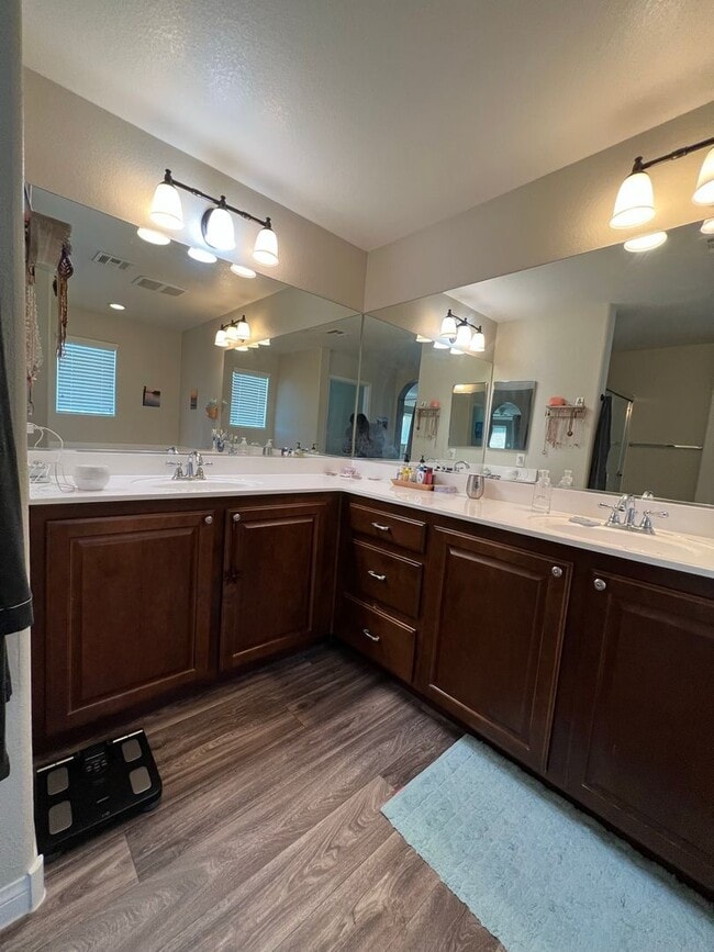 Building Photo - ABSOLUTELY AMAZING! Large 4 bedroom 2 stor...