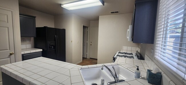 Building Photo - 3 Bedroom 2.5 bsthroom home in Gated Elk Grove Communtiy