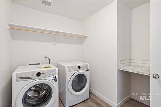 Building Photo - Adorable Townhome in South Meridian