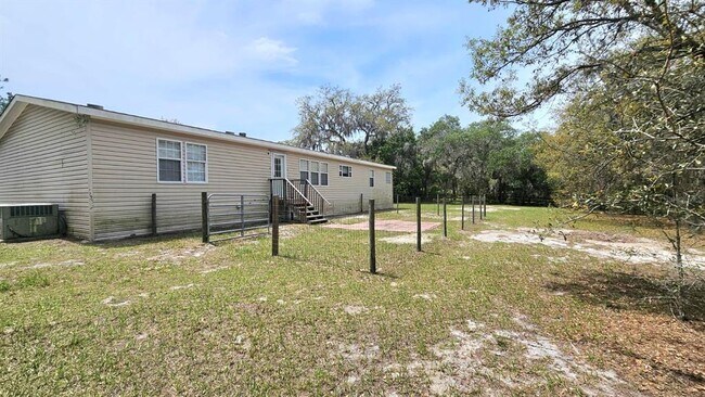 Building Photo - 13417 Tyrone St