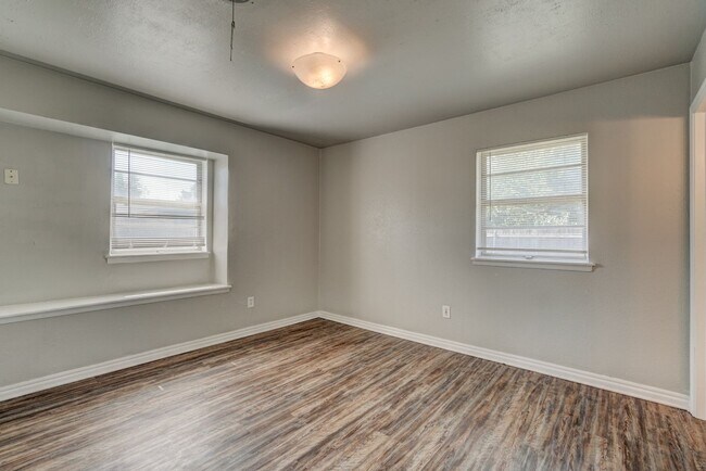 Building Photo - Nice 4 Bed 1.5 Baths Located near Tinker Diagonal
