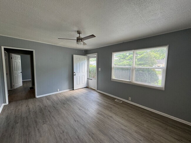 Building Photo - Eagledale 3 Bedroom 1 Bath