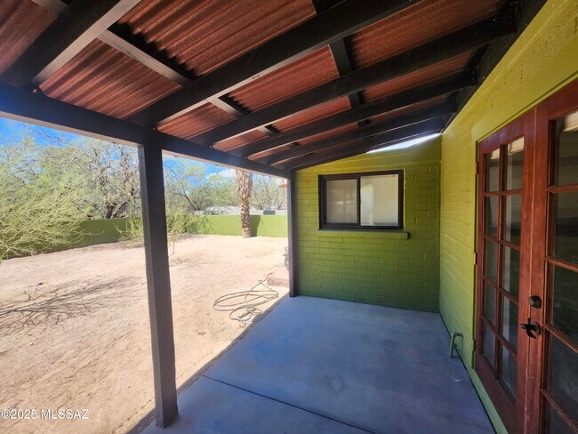 Building Photo - 1325 N Alamo Ave