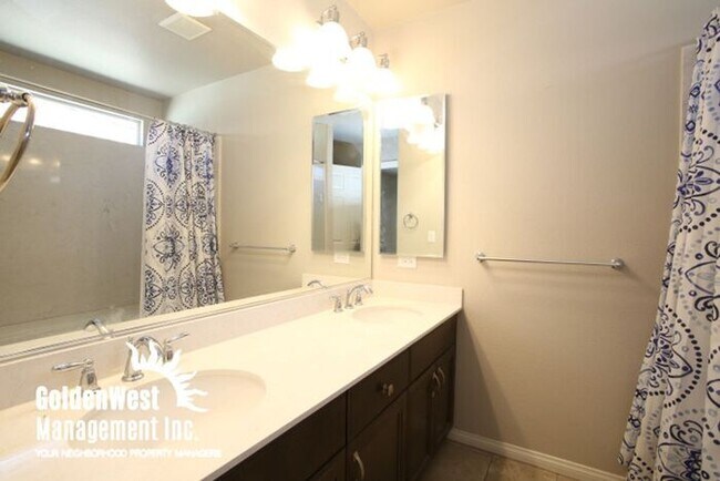 Building Photo - Gorgeous 4Bdm 2.5Ba Home in Southwest Las ...