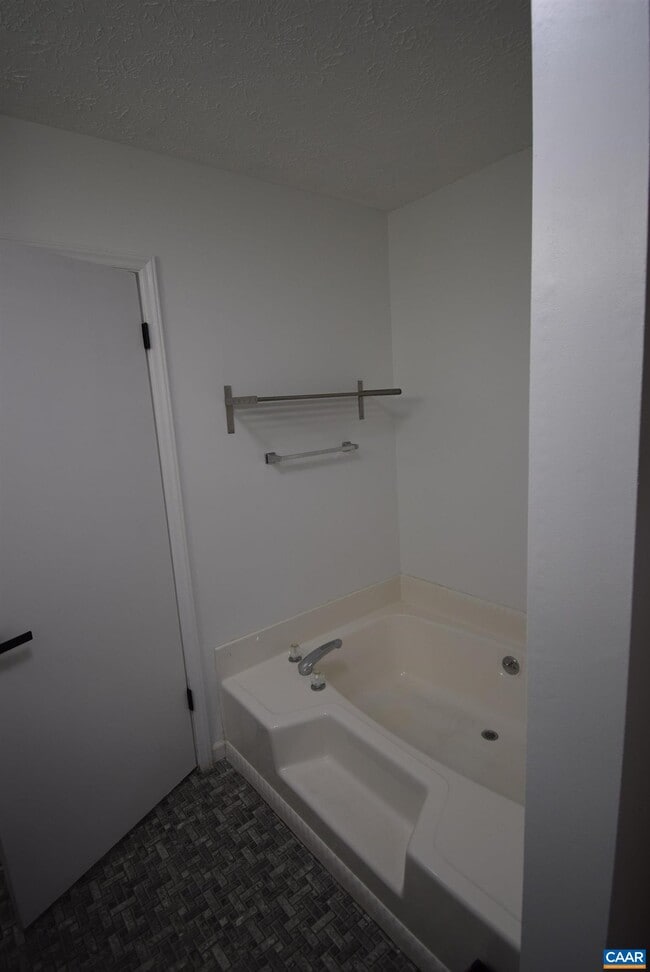 Building Photo - 3364 Dogwood Dr